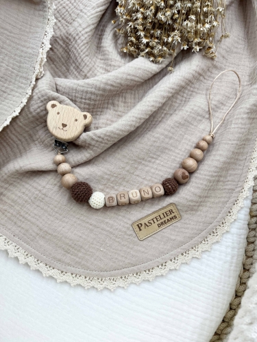 Personalizowana drewniana zawieszka do smoczka z koralików. Naturalne materiały, możliwość dodania imienia dziecka. Idealny prezent dla noworodka i niemowlęcia.