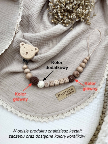 Personalizowana drewniana zawieszka do smoczka z koralików. Naturalne materiały, możliwość dodania imienia dziecka. Idealny prezent dla noworodka i niemowlęcia.