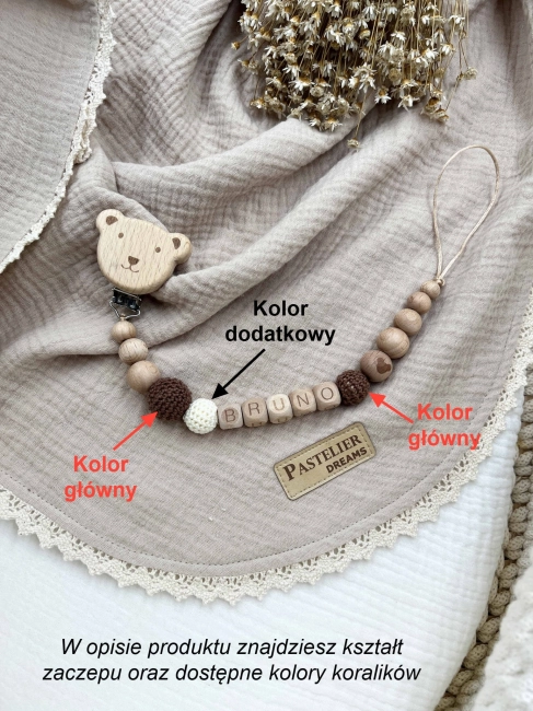 Personalizowana drewniana zawieszka do smoczka z koralików. Naturalne materiały, możliwość dodania imienia dziecka. Idealny prezent dla noworodka i niemowlęcia.