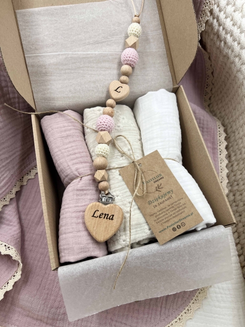Zestaw prezentowy dla noworodka z pieluszkami muślinowymi i personalizowaną zawieszką do smoczka. Idealny prezent na narodziny dziecka i baby shower.