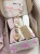 Zestaw prezentowy dla noworodka z pieluszkami muślinowymi i personalizowaną zawieszką do smoczka. Idealny prezent na narodziny dziecka i baby shower.
