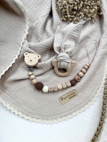 Personalizowana zawieszka do smoczka i szeleszczące uszka z muślinu to wyjątkowy zestaw dla niemowlęcia. Idealny prezent dla noworodka, wykonany z naturalnych materiałów. Idealny prezent na narodziny, baby shower lub chrzciny.