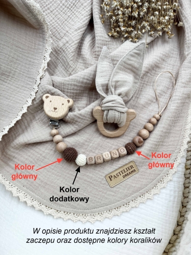 Personalizowana zawieszka do smoczka i szeleszczące uszka z muślinu to wyjątkowy zestaw dla niemowlęcia. Idealny prezent dla noworodka, wykonany z naturalnych materiałów. Idealny prezent na narodziny, baby shower lub chrzciny.