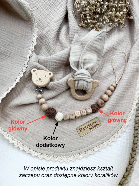 Personalizowana zawieszka do smoczka i szeleszczące uszka z muślinu to wyjątkowy zestaw dla niemowlęcia. Idealny prezent dla noworodka, wykonany z naturalnych materiałów. Idealny prezent na narodziny, baby shower lub chrzciny.