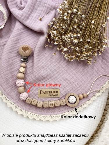 Personalizowana drewniana zawieszka do smoczka z koralików. Naturalne materiały, możliwość dodania imienia dziecka. Idealny prezent dla noworodka i niemowlęcia.