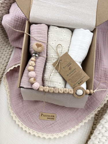 Zestaw prezentowy dla noworodka z pieluszkami muślinowymi i personalizowaną zawieszką do smoczka. Idealny prezent na narodziny dziecka i baby shower.