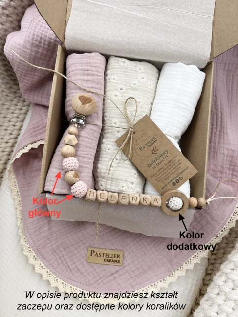 Zestaw prezentowy dla noworodka z pieluszkami muślinowymi i personalizowaną zawieszką do smoczka. Idealny prezent na narodziny dziecka i baby shower.