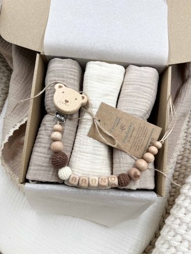 Zestaw prezentowy dla noworodka z pieluszkami muślinowymi i personalizowaną zawieszką do smoczka. Idealny prezent na narodziny dziecka i baby shower.