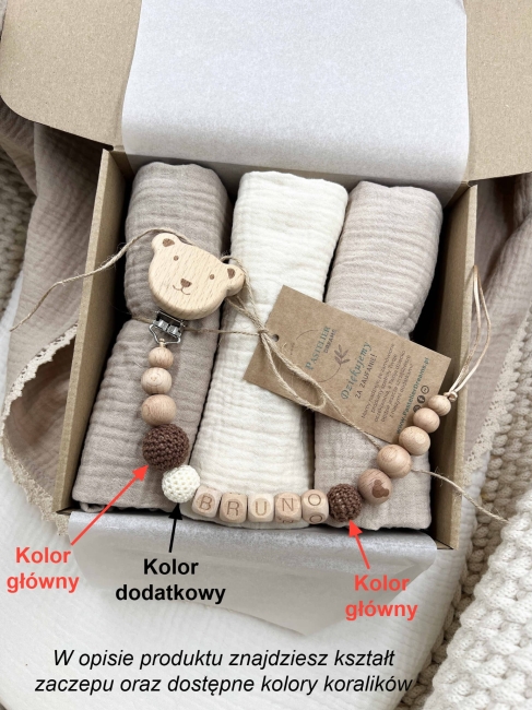 Zestaw prezentowy dla noworodka z pieluszkami muślinowymi i personalizowaną zawieszką do smoczka. Idealny prezent na narodziny dziecka i baby shower.