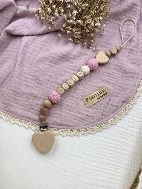 Personalizowana drewniana zawieszka do smoczka z koralików. Naturalne materiały, możliwość dodania imienia dziecka. Idealny prezent dla noworodka i niemowlęcia.