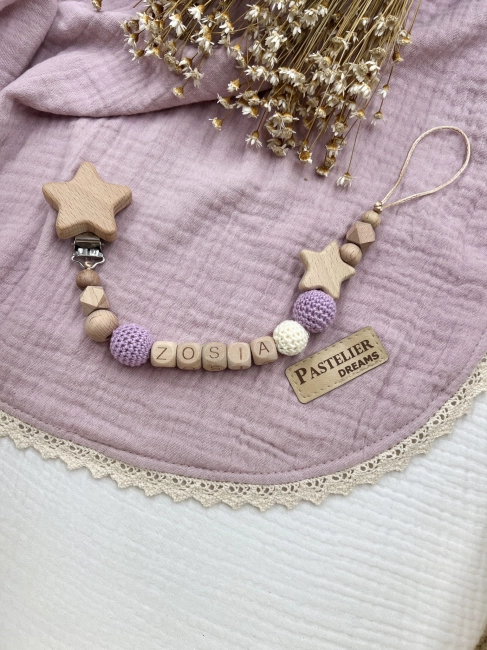 Personalizowana drewniana zawieszka do smoczka z koralików. Naturalne materiały, możliwość dodania imienia dziecka. Idealny prezent dla noworodka i niemowlęcia.