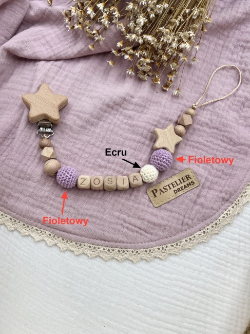 Personalizowana drewniana zawieszka do smoczka z koralików. Naturalne materiały, możliwość dodania imienia dziecka. Idealny prezent dla noworodka i niemowlęcia.