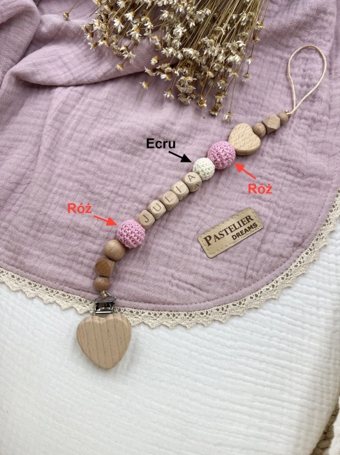 Personalizowana drewniana zawieszka do smoczka z koralików. Naturalne materiały, możliwość dodania imienia dziecka. Idealny prezent dla noworodka i niemowlęcia.
