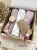 Zestaw prezentowy dla noworodka z pieluszkami muślinowymi i personalizowaną zawieszką do smoczka. Idealny prezent na narodziny dziecka i baby shower.