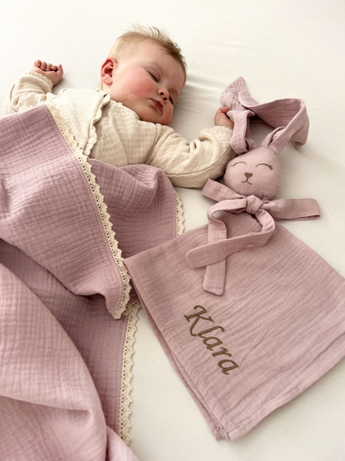 Muślinowy króliczek z imieniem dziecka – personalizowana przytulanka dla niemowlaka i wyjątkowy prezent na narodziny, baby shower lub chrzciny. Miękki króliczek z personalizacją będzie piękną pamiątką na lata.