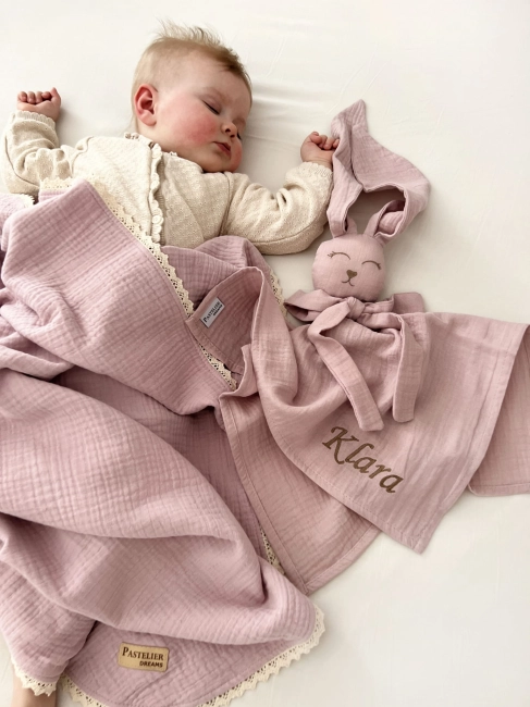 Muślinowy króliczek z imieniem dziecka – personalizowana przytulanka dla niemowlaka i wyjątkowy prezent na narodziny, baby shower lub chrzciny. Miękki króliczek z personalizacją będzie piękną pamiątką na lata.