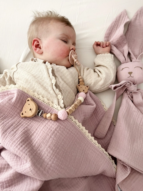Otulacz muślinowy z koronką wykonany z miękkiego i przewiewnego muślinu. Idealny dla noworodka i niemowlęcia, sprawdzi się jako prezent oraz element wyprawki.