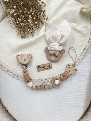 Personalizowana zawieszka do smoczka i szeleszczące uszka z muślinu to wyjątkowy zestaw dla niemowlęcia. Idealny prezent dla noworodka, wykonany z naturalnych materiałów. Idealny prezent na narodziny, baby shower lub chrzciny.