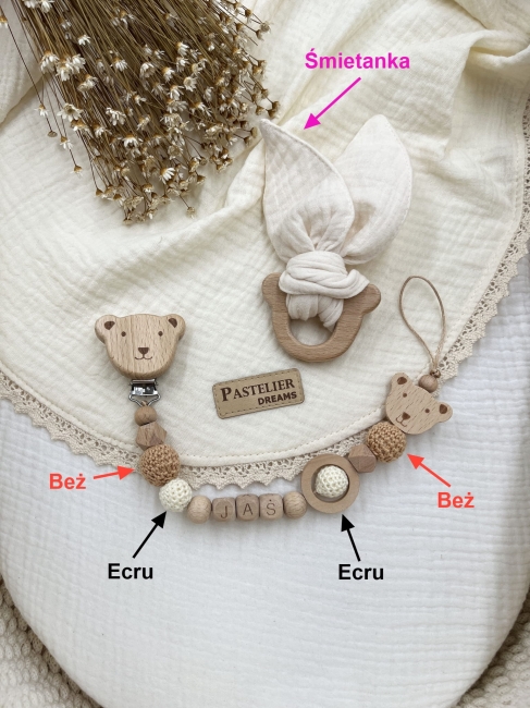 Personalizowana zawieszka do smoczka i szeleszczące uszka z muślinu to wyjątkowy zestaw dla niemowlęcia. Idealny prezent dla noworodka, wykonany z naturalnych materiałów. Idealny prezent na narodziny, baby shower lub chrzciny.