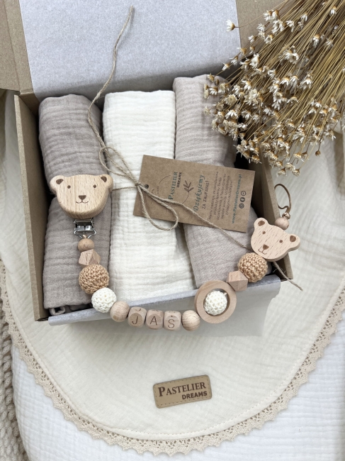 Zestaw prezentowy dla noworodka z pieluszkami muślinowymi i personalizowaną zawieszką do smoczka. Idealny prezent na narodziny dziecka i baby shower.