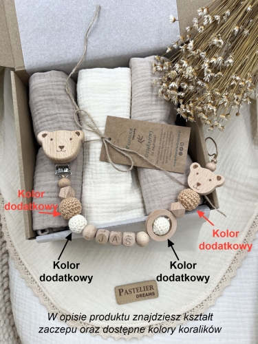 Zestaw prezentowy dla noworodka z pieluszkami muślinowymi i personalizowaną zawieszką do smoczka. Idealny prezent na narodziny dziecka i baby shower.