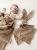 Muślinowy króliczek z imieniem dziecka – personalizowana przytulanka dla niemowlaka i wyjątkowy prezent na narodziny, baby shower lub chrzciny. Miękki króliczek z personalizacją będzie piękną pamiątką na lata.