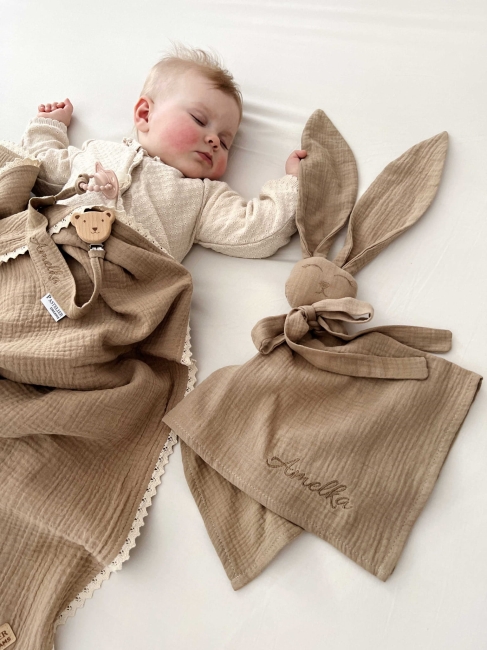 Muślinowy króliczek z imieniem dziecka – personalizowana przytulanka dla niemowlaka i wyjątkowy prezent na narodziny, baby shower lub chrzciny. Miękki króliczek z personalizacją będzie piękną pamiątką na lata.