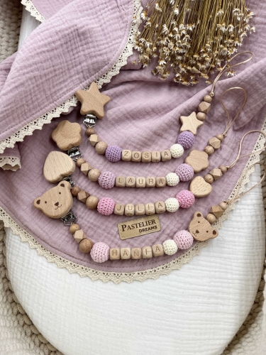 Personalizowana drewniana zawieszka do smoczka z koralików. Naturalne materiały, możliwość dodania imienia dziecka. Idealny prezent dla noworodka i niemowlęcia.