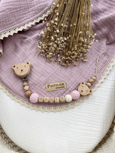 Personalizowana drewniana zawieszka do smoczka z koralików. Naturalne materiały, możliwość dodania imienia dziecka. Idealny prezent dla noworodka i niemowlęcia.