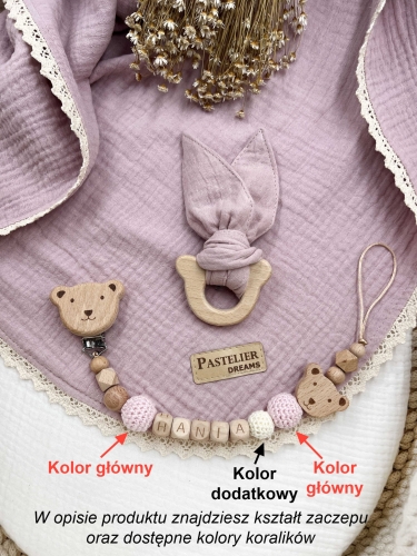 Personalizowana zawieszka do smoczka i szeleszczące uszka z muślinu to wyjątkowy zestaw dla niemowlęcia. Idealny prezent dla noworodka, wykonany z naturalnych materiałów. Idealny prezent na narodziny, baby shower lub chrzciny.