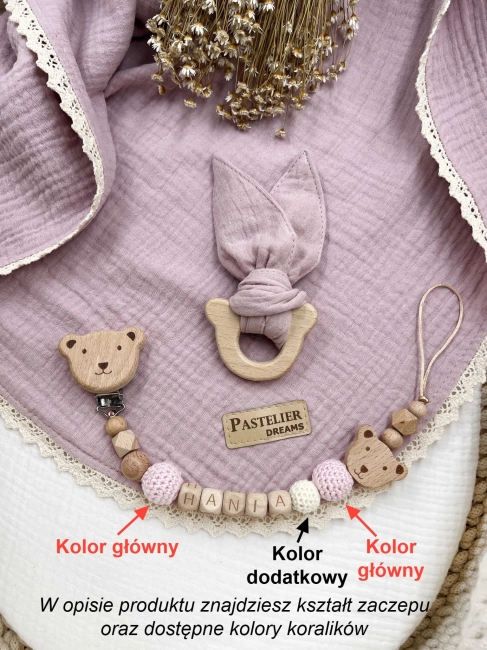 Personalizowana zawieszka do smoczka i szeleszczące uszka z muślinu to wyjątkowy zestaw dla niemowlęcia. Idealny prezent dla noworodka, wykonany z naturalnych materiałów. Idealny prezent na narodziny, baby shower lub chrzciny.