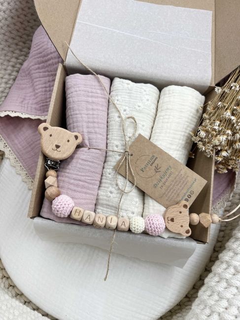 Zestaw prezentowy dla noworodka z pieluszkami muślinowymi i personalizowaną zawieszką do smoczka. Idealny prezent na narodziny dziecka i baby shower.