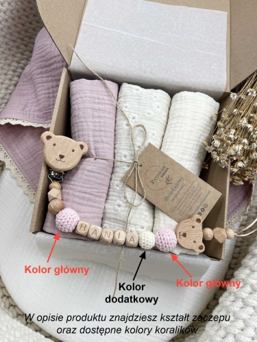Zestaw prezentowy dla noworodka z pieluszkami muślinowymi i personalizowaną zawieszką do smoczka. Idealny prezent na narodziny dziecka i baby shower.