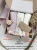 Zestaw prezentowy dla noworodka z pieluszkami muślinowymi i personalizowaną zawieszką do smoczka. Idealny prezent na narodziny dziecka i baby shower.