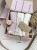 Zestaw prezentowy dla noworodka z pieluszkami muślinowymi i personalizowaną zawieszką do smoczka. Idealny prezent na narodziny dziecka i baby shower.