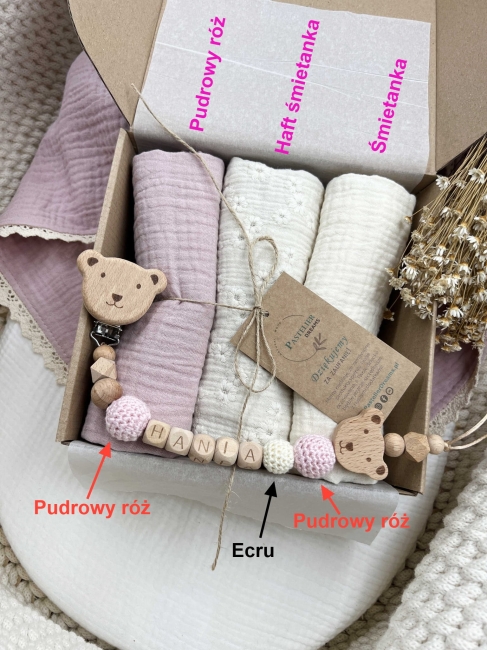 Zestaw prezentowy dla noworodka z pieluszkami muślinowymi i personalizowaną zawieszką do smoczka. Idealny prezent na narodziny dziecka i baby shower.