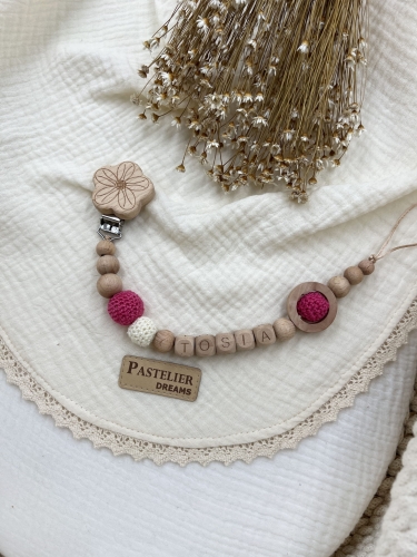 Personalizowana drewniana zawieszka do smoczka z koralików. Naturalne materiały, możliwość dodania imienia dziecka. Idealny prezent dla noworodka i niemowlęcia.