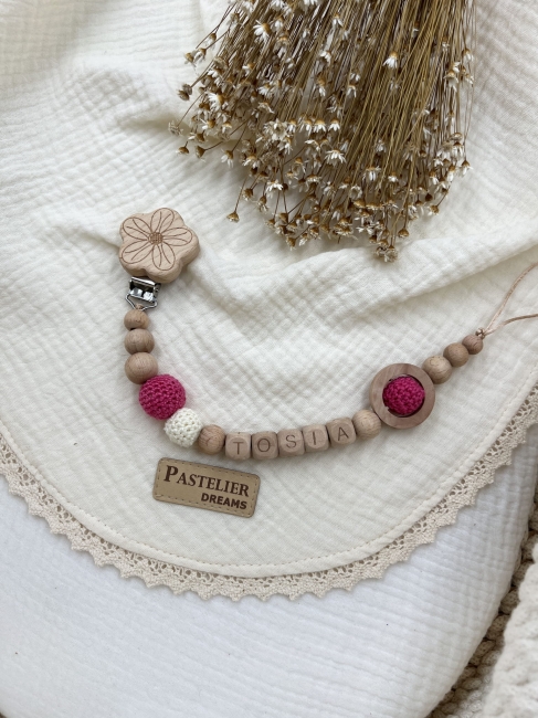 Personalizowana drewniana zawieszka do smoczka z koralików. Naturalne materiały, możliwość dodania imienia dziecka. Idealny prezent dla noworodka i niemowlęcia.