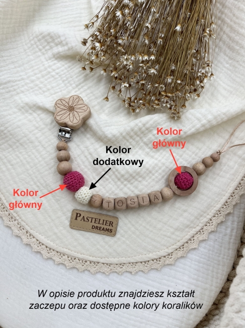 Personalizowana drewniana zawieszka do smoczka z koralików. Naturalne materiały, możliwość dodania imienia dziecka. Idealny prezent dla noworodka i niemowlęcia.