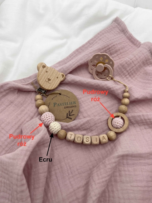 Personalizowana drewniana zawieszka do smoczka z koralików. Naturalne materiały, możliwość dodania imienia dziecka. Idealny prezent dla noworodka i niemowlęcia.