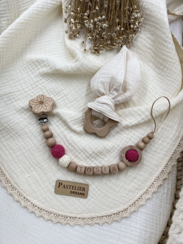 Personalizowana zawieszka do smoczka i szeleszczące uszka z muślinu to wyjątkowy zestaw dla niemowlęcia. Idealny prezent dla noworodka, wykonany z naturalnych materiałów. Idealny prezent na narodziny, baby shower lub chrzciny.