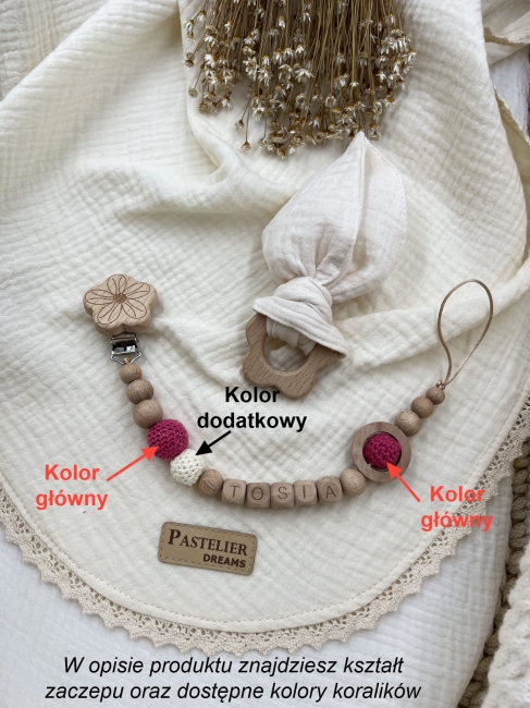 Personalizowana zawieszka do smoczka i szeleszczące uszka z muślinu to wyjątkowy zestaw dla niemowlęcia. Idealny prezent dla noworodka, wykonany z naturalnych materiałów. Idealny prezent na narodziny, baby shower lub chrzciny.