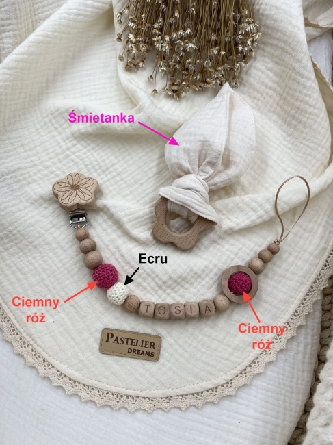 Personalizowana zawieszka do smoczka i szeleszczące uszka z muślinu to wyjątkowy zestaw dla niemowlęcia. Idealny prezent dla noworodka, wykonany z naturalnych materiałów. Idealny prezent na narodziny, baby shower lub chrzciny.