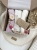 Zestaw prezentowy dla noworodka z pieluszkami muślinowymi i personalizowaną zawieszką do smoczka. Idealny prezent na narodziny dziecka i baby shower.