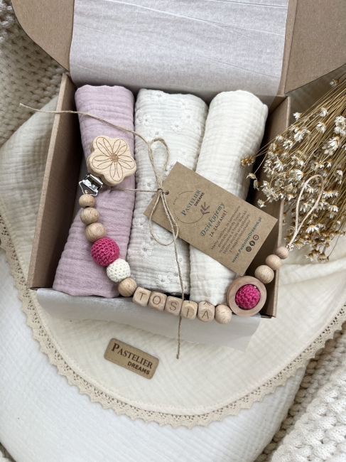 Zestaw prezentowy dla noworodka z pieluszkami muślinowymi i personalizowaną zawieszką do smoczka. Idealny prezent na narodziny dziecka i baby shower.