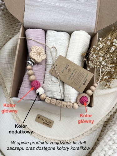 Zestaw prezentowy dla noworodka z pieluszkami muślinowymi i personalizowaną zawieszką do smoczka. Idealny prezent na narodziny dziecka i baby shower.