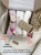 Zestaw prezentowy dla noworodka z pieluszkami muślinowymi i personalizowaną zawieszką do smoczka. Idealny prezent na narodziny dziecka i baby shower.