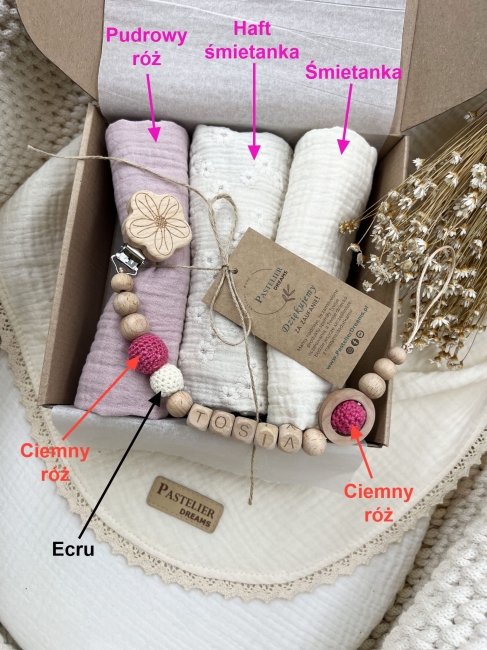 Zestaw prezentowy dla noworodka z pieluszkami muślinowymi i personalizowaną zawieszką do smoczka. Idealny prezent na narodziny dziecka i baby shower.