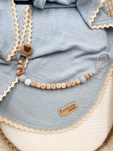 Personalizowana drewniana zawieszka do smoczka z koralików. Naturalne materiały, możliwość dodania imienia dziecka. Idealny prezent dla noworodka i niemowlęcia.