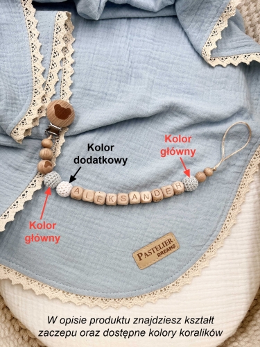 Personalizowana drewniana zawieszka do smoczka z koralików. Naturalne materiały, możliwość dodania imienia dziecka. Idealny prezent dla noworodka i niemowlęcia.